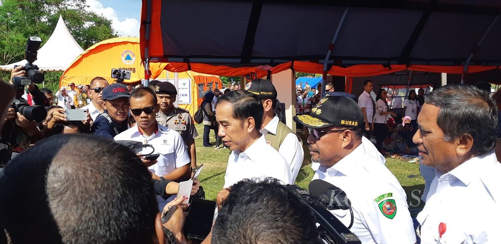 Presiden Joko Widodo saat mengunjungi korban gempa di Desa Tulehu, Kabupaten Maluku Tengah, Maluku, pada Selasa (29/10/2019).