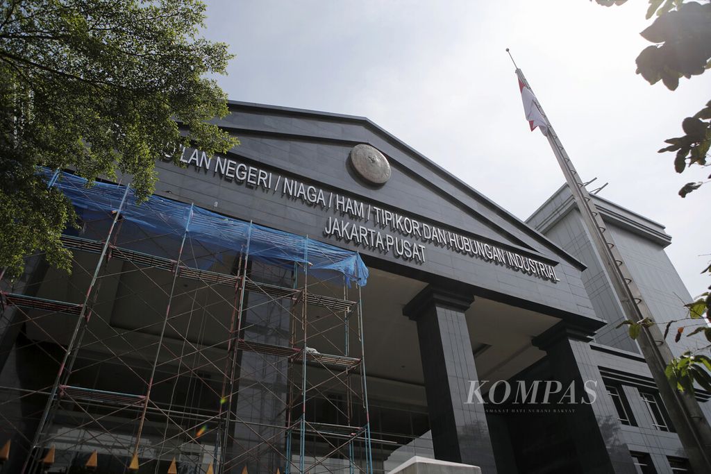 Penutupan sementara Pengadilan Negeri (PN) Jakarta Pusat di Bungur, Jakarta Pusat, Selasa (22/6/2021). Persidangan di PN Jakarta Pusat dihentikan sementara selama tiga hari setelah sembilan pegawai terkonfirmasi positif Covid-19. 