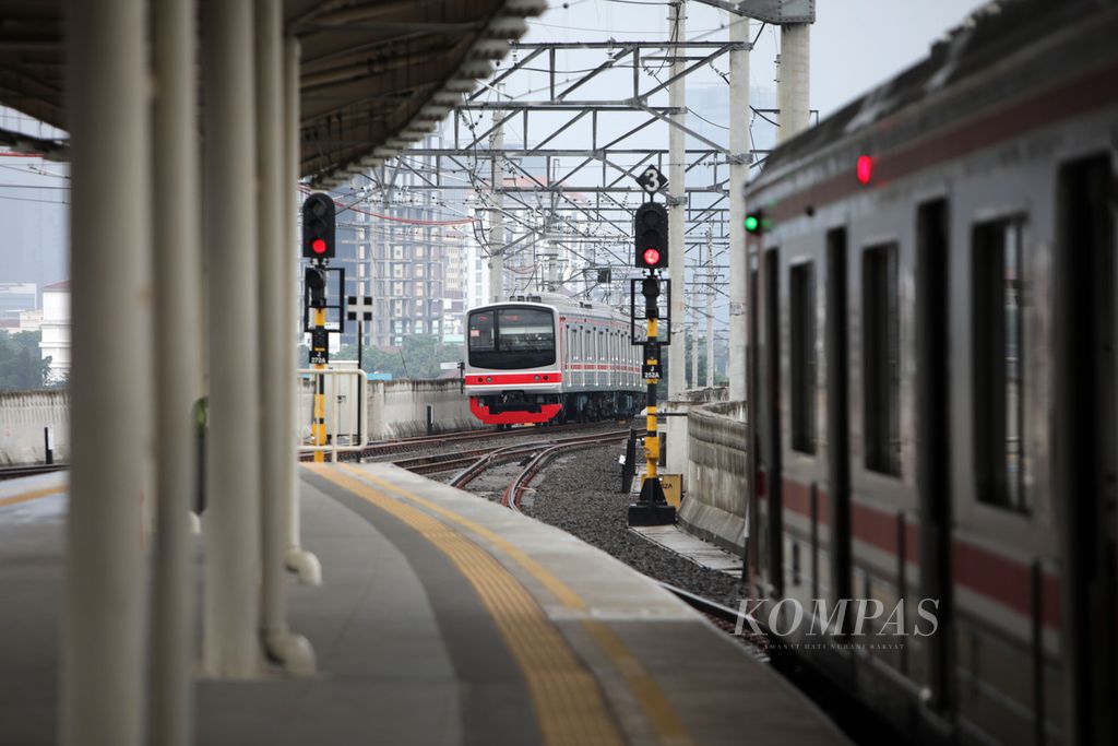 KRL Commuterline akan memasuki Stasiun Manggarai, Jakarta, Senin (26/12/2022). 