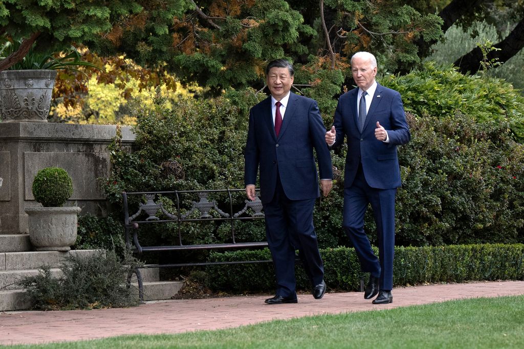 Presiden Amerika Serikat Joe Biden dan Presiden China Xi Jinping berjalan bersama setelah pertemuan di Woodside, California, AS, Rabu (15/11/2023).
