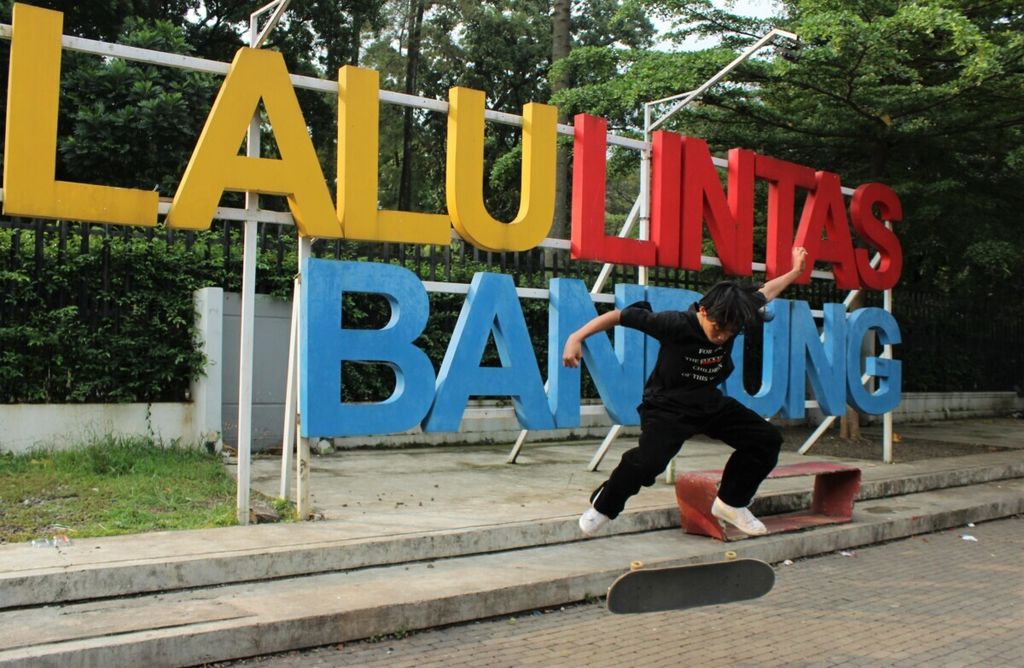 Seorang remaja bermain papan luncur (<i>skateboard</i>) di depan Taman Lalu Lintas, Kota Bandung, Jawa Barat, Minggu (23/5/2021). 
