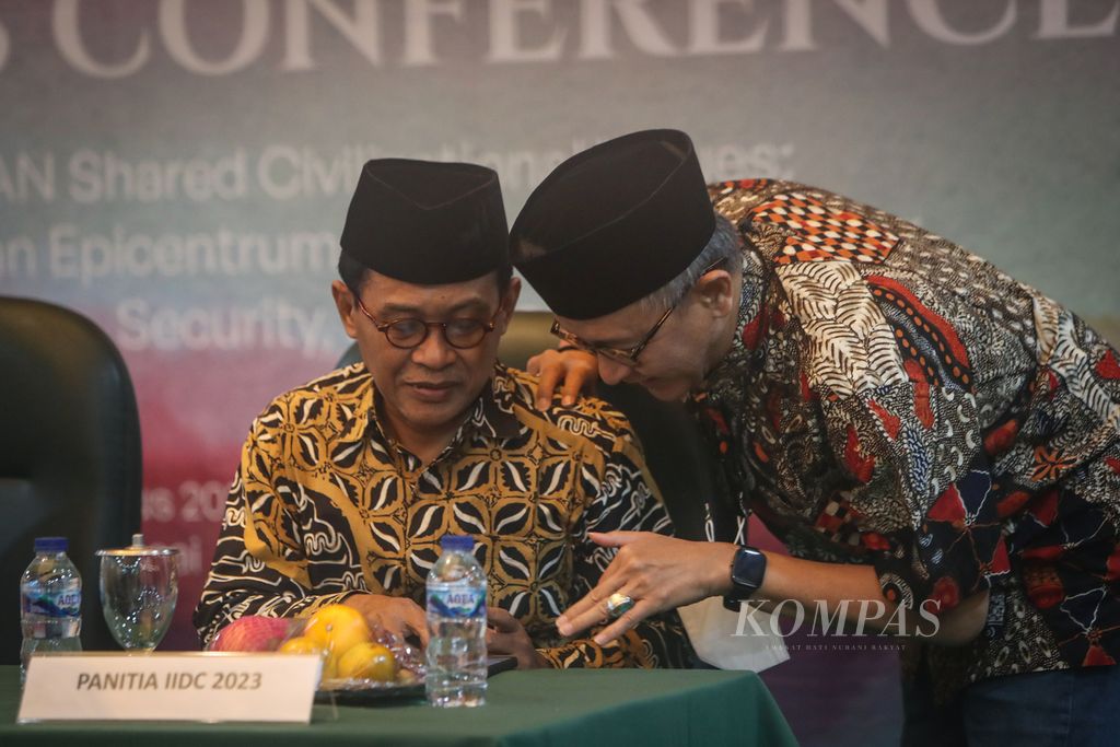 Ketua Panitia ASEAN Intercultural and Interreligious Dialogue Conference 2023 Ahmad Suaedy (kiri) berbincang dengan Wakil Sekretaris Jenderal Pengurus Besar Nahdlatul Ulama (PBNU) Najib Azca (kanan) saat konferensi pers di kantor PBNU, Jakarta, Rabu (2/8/2023). 