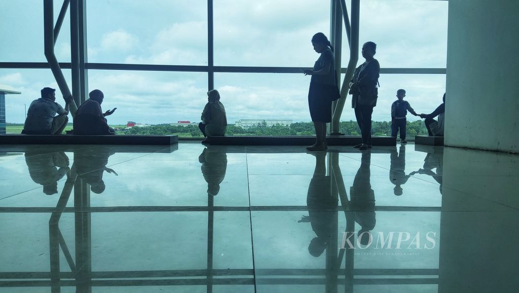 Penjemput menunggu kedatangan pesawat di Bandara Internasional Yogyakarta, Kulon Progo, DI Yogyakarta, Sabtu (10/2/2024). 