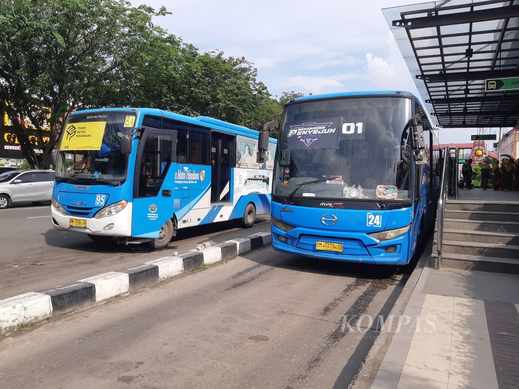 Dua unit bus Trans Metro Pekanbaru parkir di salah satu titik halte yang ada di Kota Pekanbaru, Riau, Senin (15/7/2024).