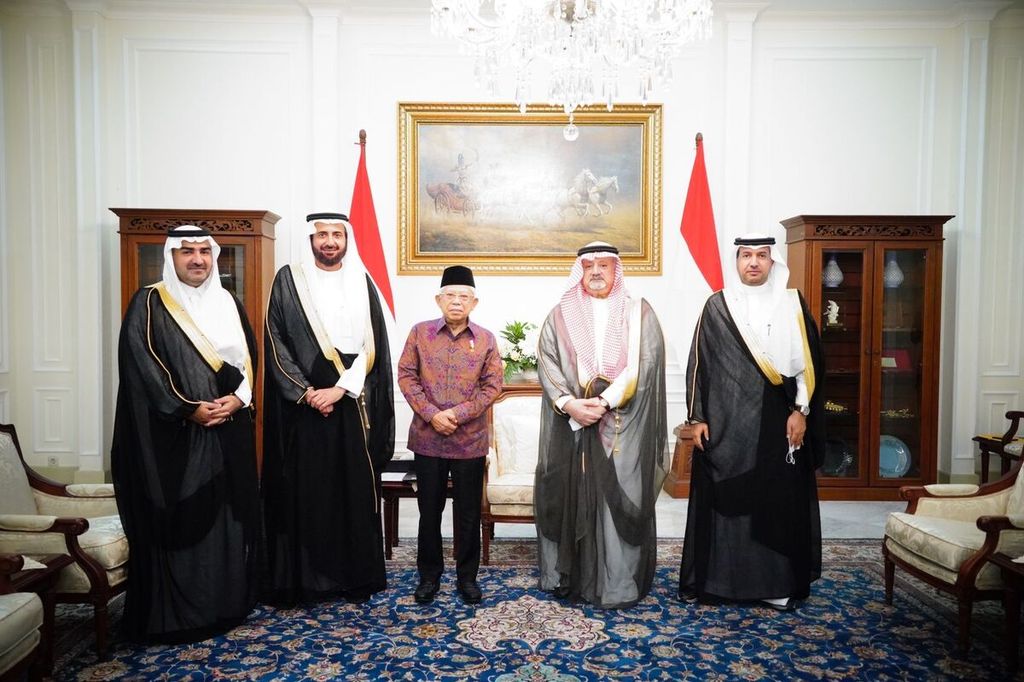 Wakil Presiden Ma’ruf Amin menerima kunjungan Menteri Urusan Haji dan Umrah Arab Saudi Tawfiq Fawzan Muhammed Alrabiah (dua dari kiri) di Istana Wakil Presiden, Jalan Medan Merdeka Selatan, Nomor 6, Jakarta, Rabu (26/10/2022).