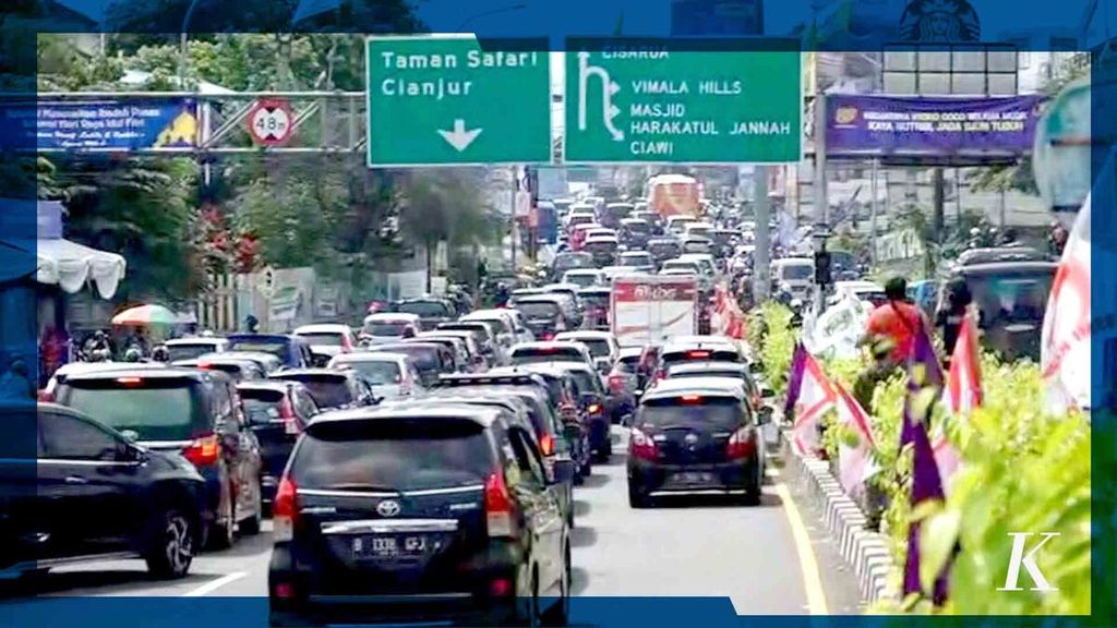 Polisi kembali memberlakukan rekayasa lalu lintas satu arah atau <i>one way</i> di jalur wisata Puncak Bogor, Jawa Barat, pada Rabu (4/5/2022).