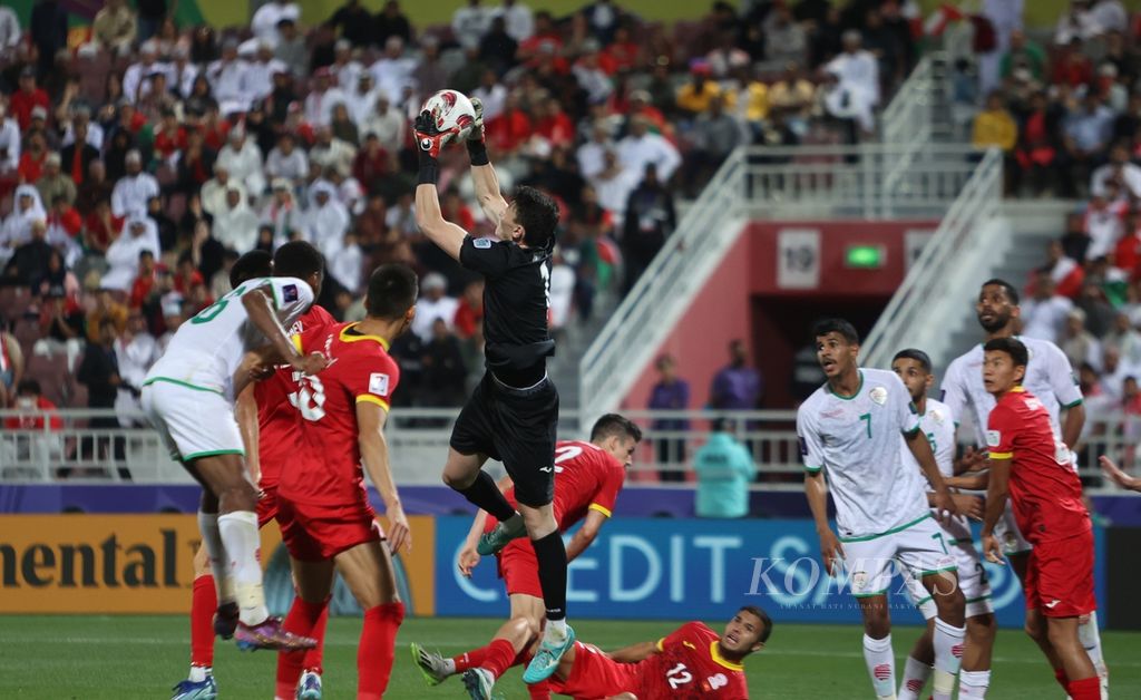 Kiper Kirgistan, Erzhan Tokotaev, tampil gemilang menahan tembakan pemain Oman pada pertandingan terakhir fase Grup F Piala Asia 2023 di Stadion Abdullah bin Khalifa, Doha, Qatar, Kamis (27/1/2024). Kirgistan menahan imbang Oman dengan skor 1-1.