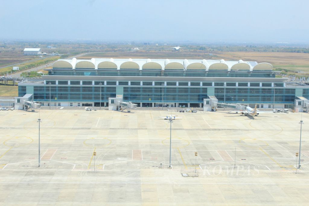 Sejumlah pesawat terparkir di apron Bandara Internasional Jawa Barat Kertajati di Kabupaten Majalengka, Minggu (29/10/2023). Setelah sempat sepi, Bandara Kertajati kini beroperasi penuh.
