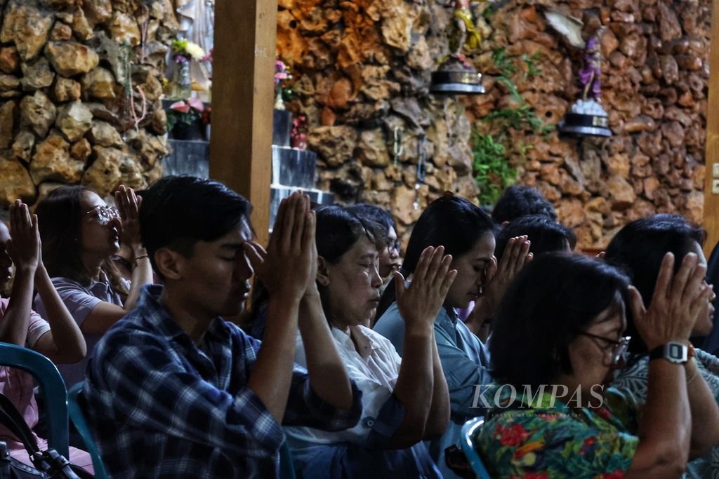 Umat Katolik mengikuti misa ekaristi kudus secara daring di Gereja Katolik Kristus Raja Baciro, Yogyakarta, Kamis (5/9/2024). Misa yang dipimpin oleh Paus Fransiskus di Stadion Gelora Bung Karno, Jakarta, dan disiarkan secara daring ke gereja itu berlangsung khidmat.