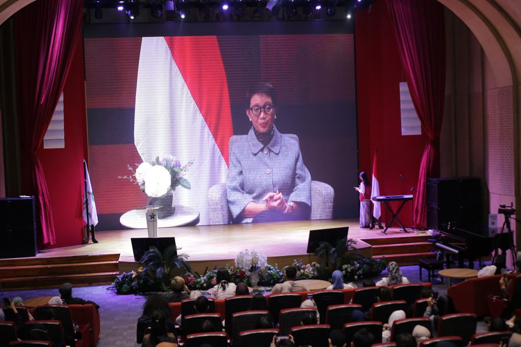 Menlu RI Retno Marsudi memberikan sambutan secara virtual