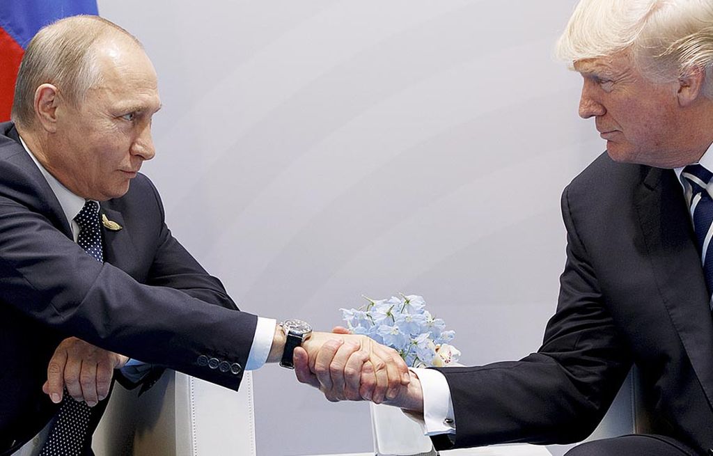 Presiden Amerika Serikat  Donald Trump berjabat tangan dengan Presiden Rusia Vladimir Putin pada Konferensi Tingkat Tinggi G-20 di Hamburg, Jerman, Jumat (7/7). 