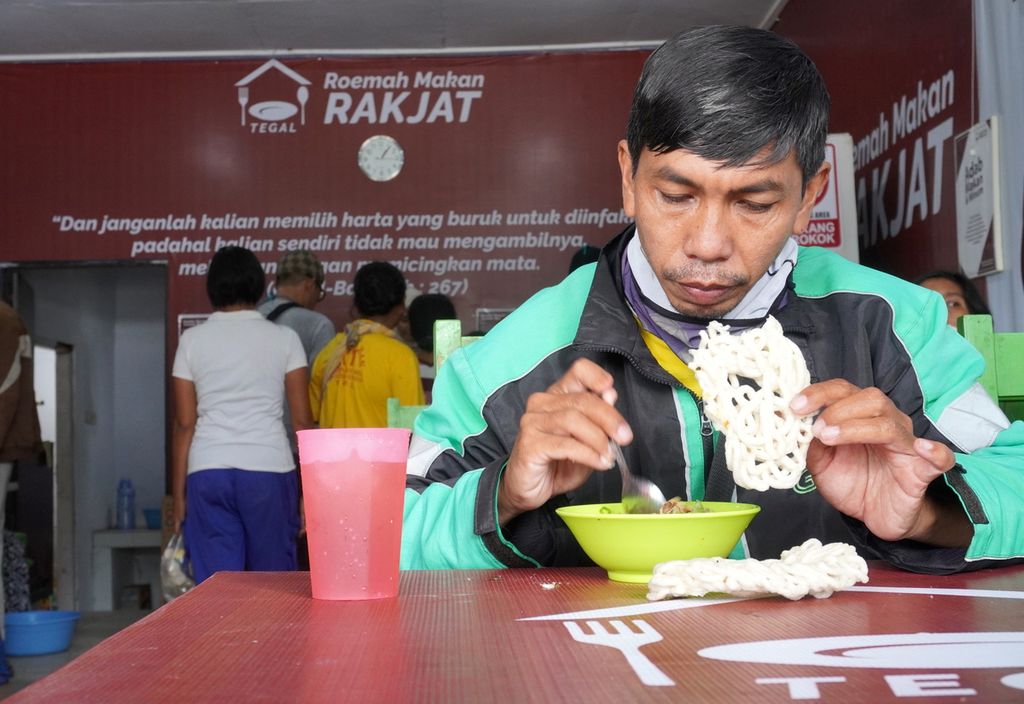 Seorang warga sedang menyantap makan siang gartis di Roemah Makan Rakjat, Kecamatan Slawi, Kabupaten Tegal, Jawa Tengah, Jumat (6/11/2020). 