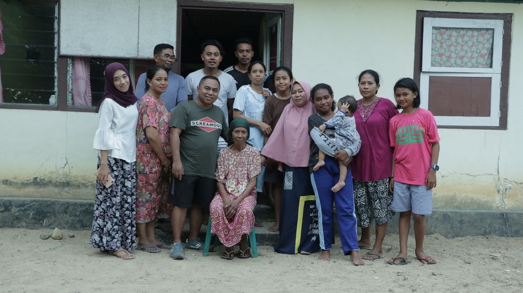Ari Marifat Fabanyo berhasil menelusuri dan berkumpul dengan keluarga dari sisi ayahnya, Abdullah Fabanyo, yang sempat terputus hubungan sejak enam dekade lalu merantau dari Soa Sio, Tidore, Maluku Utara, ke Bandung, Jawa Barat, untuk melanjutkan studi ke ITB.