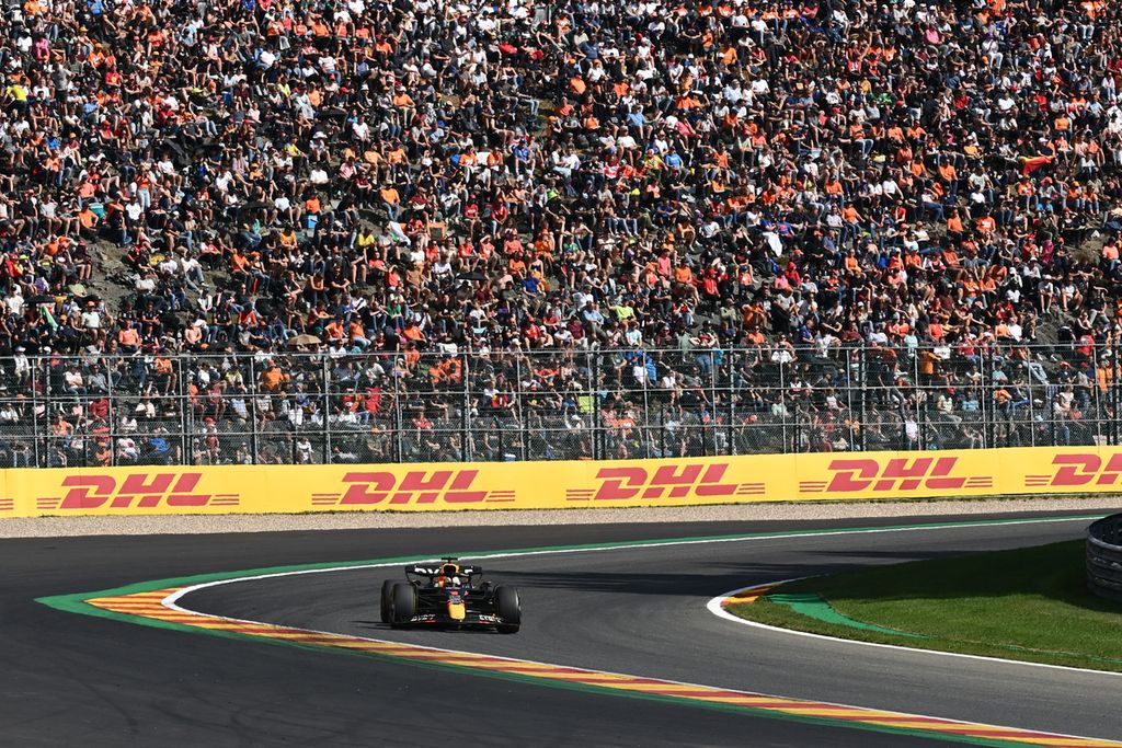 Penonton menyaksikan pembalap Oracle Red Bull Racing Max Verstappen berlaga di Grand Prix Formula Satu Belgia di sirkuit Spa-Francorchamps, Belgia, Minggu (28/8/2022). Federasi Balap Mobil Internasional (FIA) mengeluarkan sanksi untuk Red Bull Racing karena melanggar aturan finansial musim 2021.