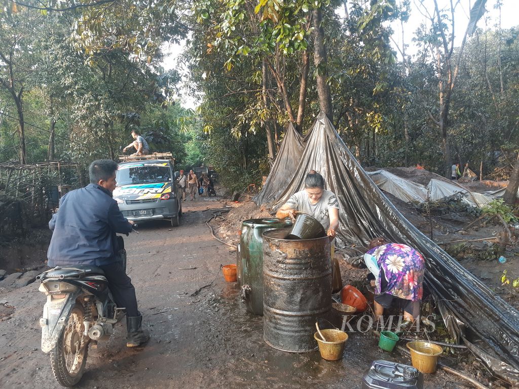 Area tambang minyak ilegal di Kelurahan Keluang, Kecamatan Keluang, Kabupaten Musi Banyuasin Sumatera Selatan, Jumat (16/9/2022). 