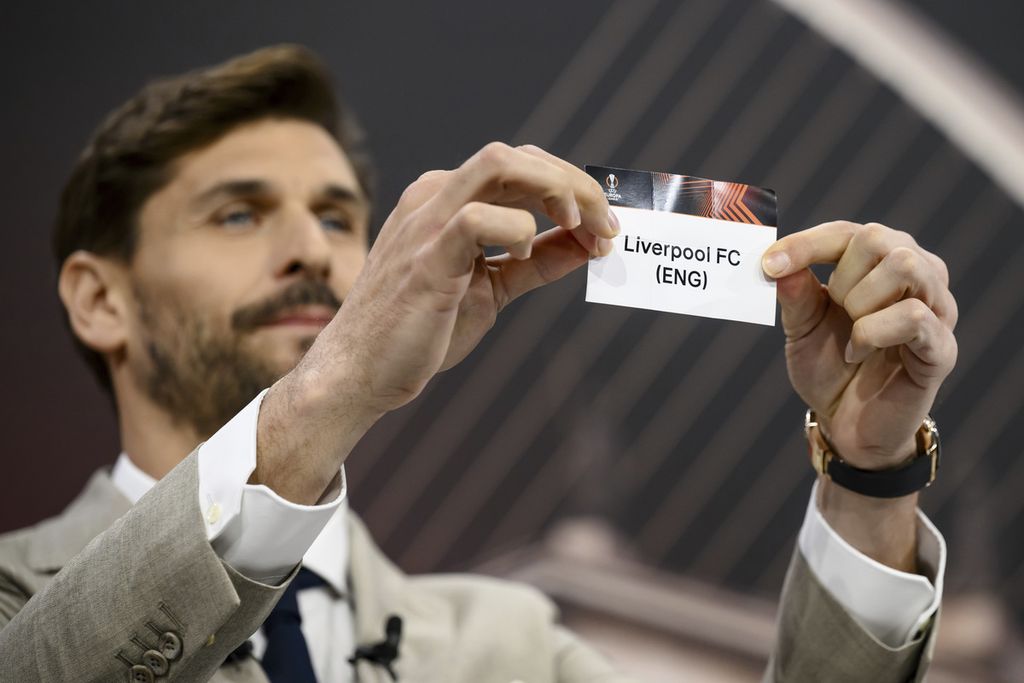 Mantan pesepak bola asal Spanyol, Fernando Llorente, memegang kertas bertuliskan Liverpool saat pengundian babak perempat final Liga Europa di markas UEFA, Nyon, Swiss, Jumat (15/3/2024). 