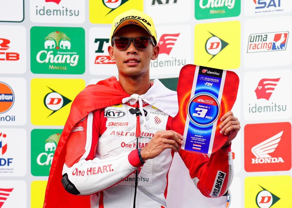 Pebalap Astra Honda Racing Team, Mohammad Adenanta Putra, meraih podium tiga kelas Supersport 600 dalam balapan satu seri pembuka Asia Road Racing Championship 2024 di Sirkuit Internasional Chang, Buriram, Thailand, Sabtu (16/3/2024).