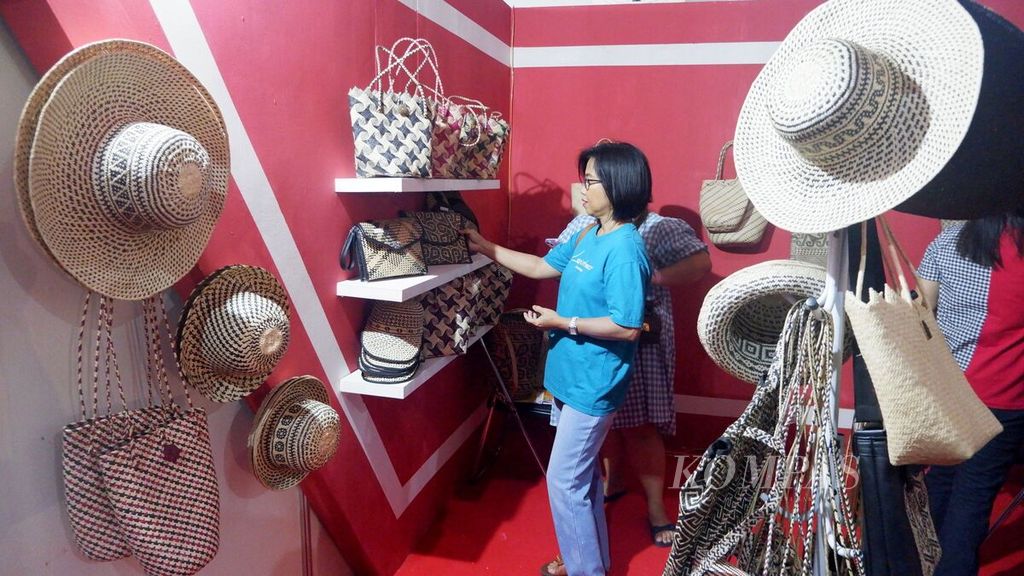 Pengunjung melihat produk kriya rotan di salah satu stan pameran dalam kegiatan Kalteng Expo 2023 di Area Pameran Temanggung Tilung, Kota Palangkaraya, Kalimantan Tengah, Jumat (19/5/2023). 