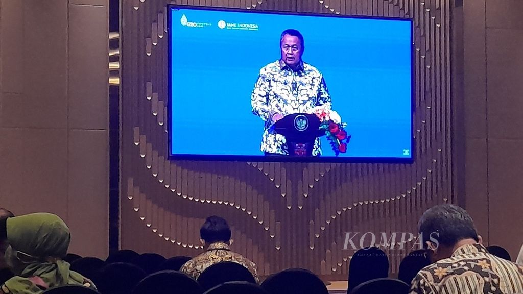 Gubernur Bank Indonesia Perry Warjiyo berbicara pada acara <i>kick off</i> Gerakan Nasional Pengendalian Inflasi Pangan di Malang, Jawa Timur, Rabu (10/8/2022).