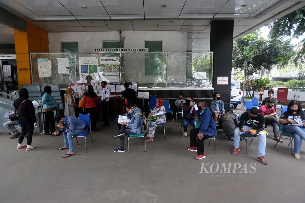 Warga antre untuk mengurus administrasi di kantor BPJS Kesehatan cabang Jakarta Selatan di Pancoran, Kamis (14/5/2020). 