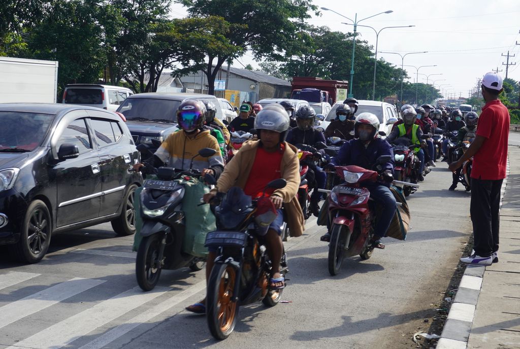 Density of motorbike riders on Jalan Pantura, Wanasari District, Brebes Regency, Central Java, Friday (24/4/2022). The traffic flow on the coast of Brebes-Tegal is quite busy because the "mudik" (homecoming) flow is divided.