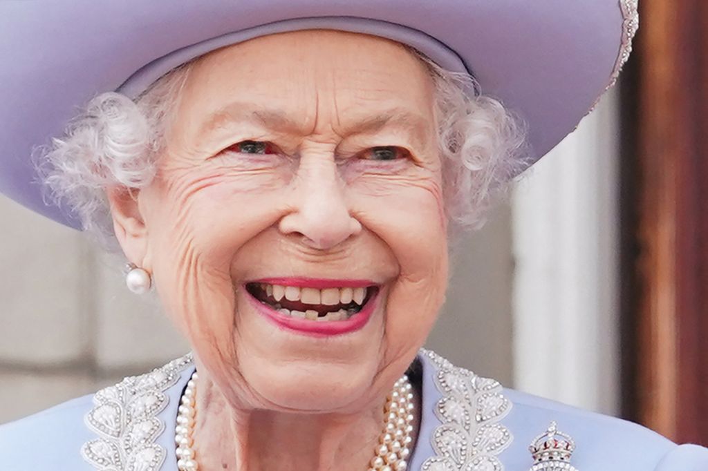 Dari balkon Istana Buckingham, London, Ratu Elizabeth II tampak tersenyum saat menyaksikan parade pasukan kerajaan dalam perayaan 70 tahun Ratu Kerajaan Inggris itu bertakhta, 2 Juni 2022. 