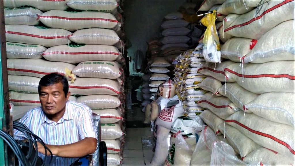 Taslim (50), pemilik kios beras di Pasar Induk Beras Cipinang, Jakarta Timur, saat ditanya mengenai stok beras medium untuk program Ketersediaan Pasokan Stabilisasi Harga (KPSH) yang tersedia, Senin (7/11/2022).