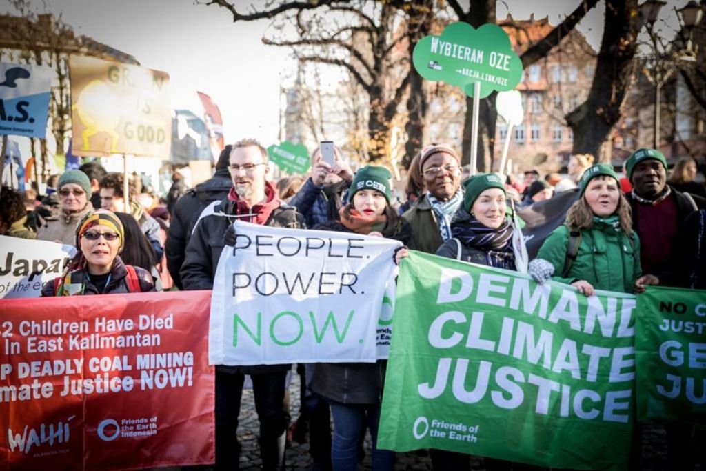 Para aktivis beraksi di lokasi Konferensi Perubahan Iklim ke-24 di Katowice Polandia (COP-24 UNFCCC), Sabtu (8/12/2018).