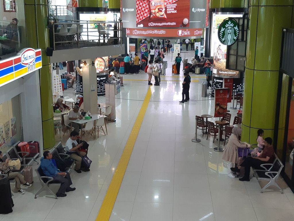 Ruang tunggu Stasiun Gambir Jakarta tampak ramai pada Senin (18/12/2023). 