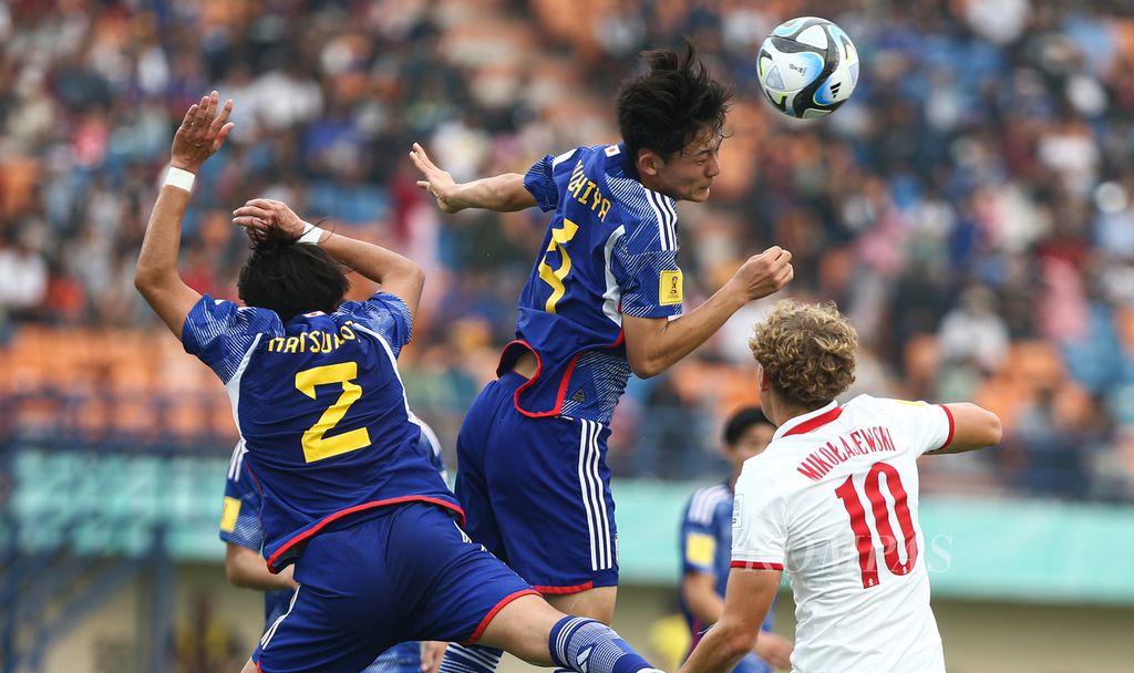Pemain tim Jepang U-17, Kaito Tsuchiya, berusaha menghalau bola saat menghadapi tim Polandia U-17 dalam laga penyisihan Grup D Piala Dunia U-17 2023 di Stadion Si Jalak Harupat, Kabupaten Bandung, Jawa Barat, Sabtu (11/11/2023). Jepang akan menghadapi Argentina dalam lanjutan laga Grup D pada Selasa (14/11/2023). 