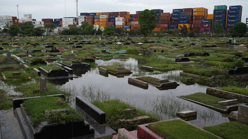 Ratusan makam terendam air di Tempat Pemakaman Umum (TPU) Semper, Cilincing, Jakarta Utara, Jumat (3/2/2023).