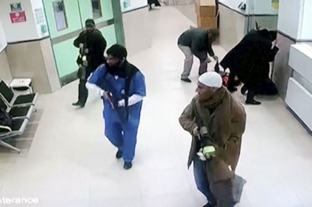 Dalam foto cuplikan dari video pengawasan yang disediakan Kementerian Kesehatan Palestina, pasukan Israel yang menyamar sebagai warga sipil dan pekerja medis memegang senjata di lorong Rumah Sakit Ibnu Sina, kota Jenin, Tepi Barat, 30 Januari 2024. 