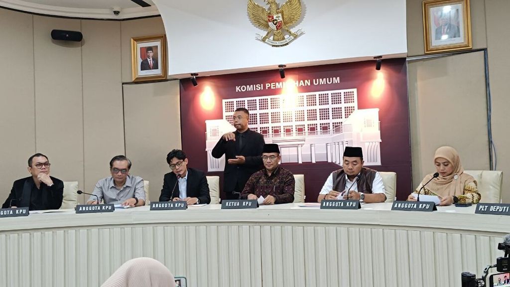 Ketua Komisi Pemilihan Umum Hasyim Asy'ari (tengah) didampingi oleh jajaran komisioner KPU Betty Epsilon Idroos (kanan), M Afifuddin (dua dari kanan), August Mellaz (tiga dari kiri), Yulianto Sudrajat (dua dari kiri), dan Parsadaan Harahap (kiri) menggelar konferensi pers tentang persiapan "Indonesia Election Visit Program (IEVP)" Pemilu 2024 di kantor KPU RI Jakarta, Senin (12/2/2024). 
