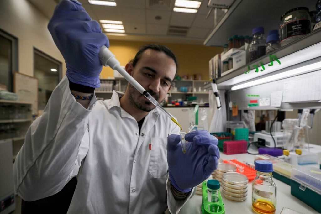 Ilmuwan Israel bekerja di laboratorium MIGAL Research Institute di Kiryat Shmona di Israel, 1 Maret 2020. MIGAL menjadi salah satu lembaga yang sedang mengembangkan vaksin untuk Covid-19.