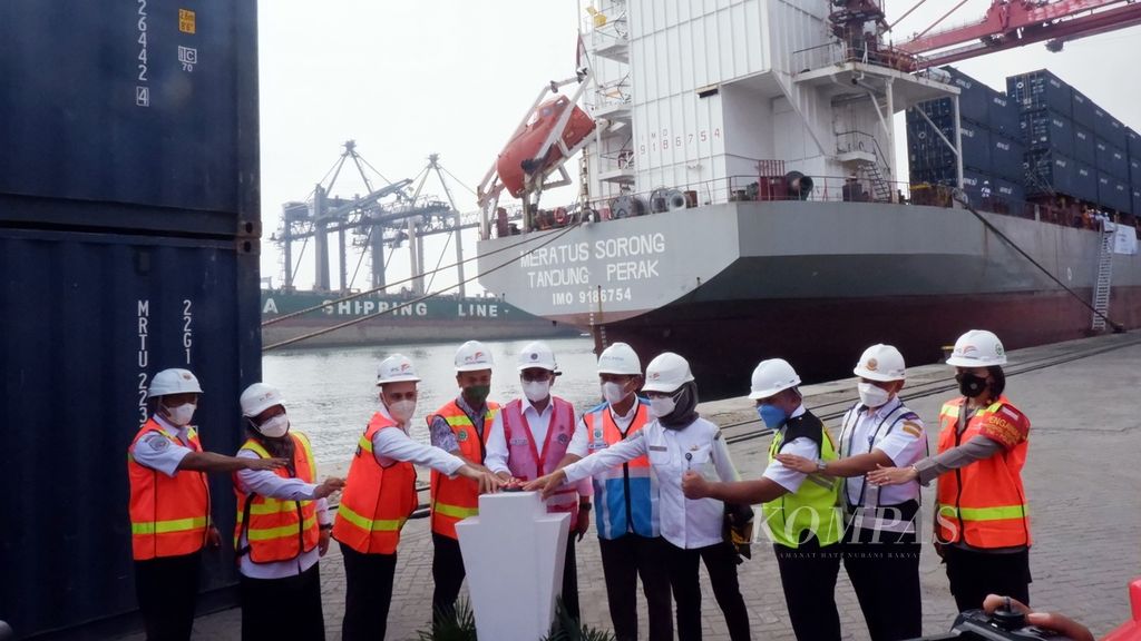 Menteri Perhubungan Budi Karya Sumadi (tengah) meluncurkan layanan China Indonesia Express oleh PT Meratus Line di Pelabuhan Tanjung Priok, Jakarta, Senin (14/3/2022). 