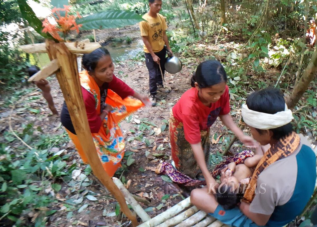 Ritual memandikan bayi Orang Rimba dalam Taman Nasional Bukit Duabelas, Sarolangun, Jambi, Sabtu (2/7/2022).