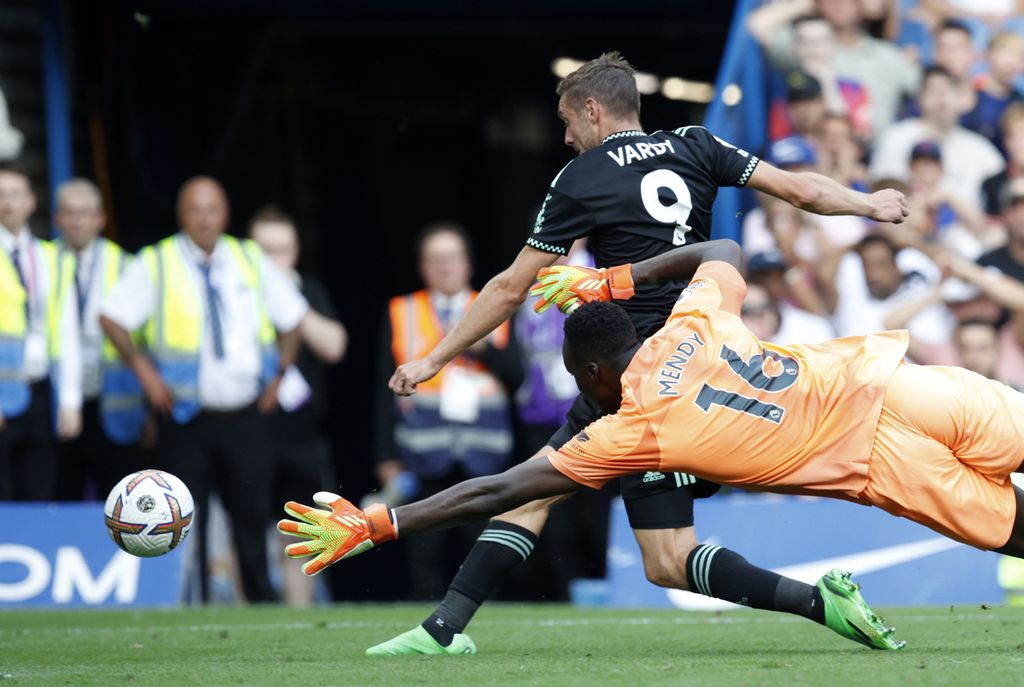 Kiper Chelsea, Edouard Mendy (kanan), menghalau bola tendangan striker Leicester City, Jamie Vardy, pada laga Liga Inggris di Stadion Stamford Bridge, London, Sabtu (27/8/2022) malam. Chelsea menang, 2-1.