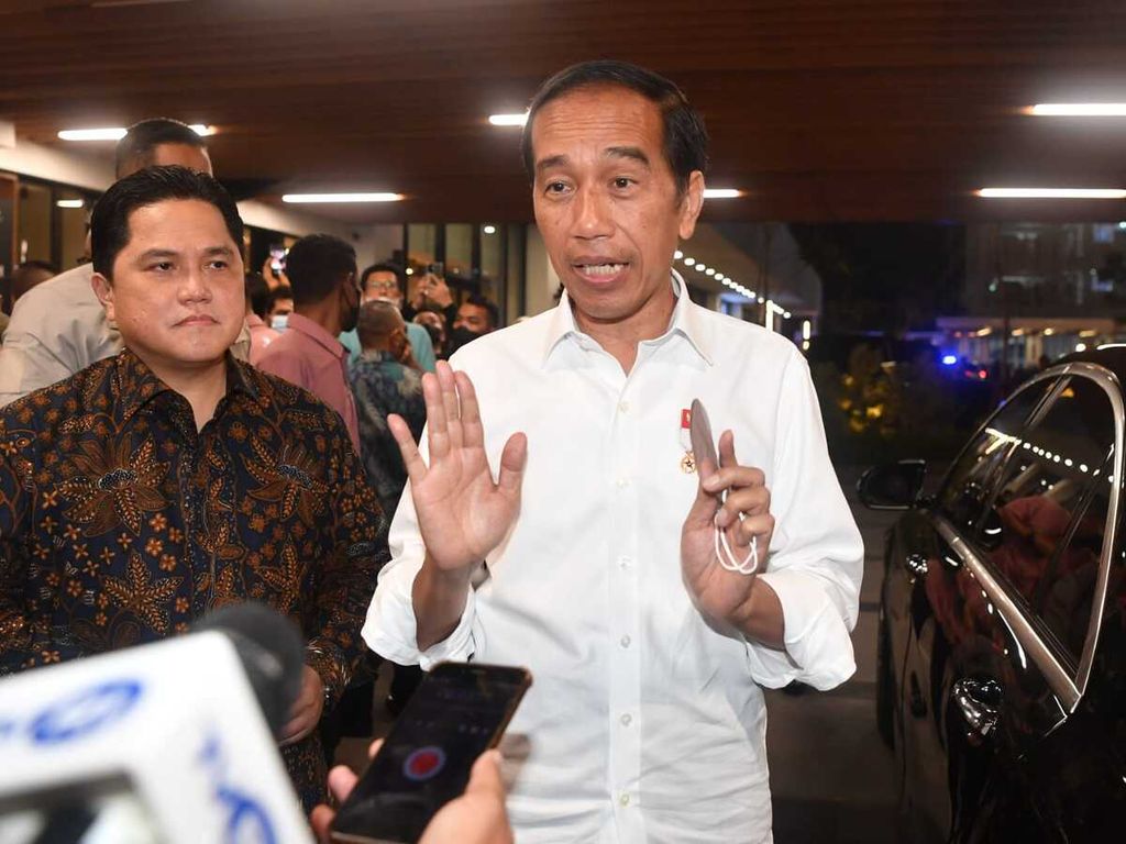 Presiden Joko Widodo menjawab pertanyaan media seusai mengajak Presiden Filipina Ferdinand Romualdez Marcos Jr dan Ibu Negara Filipina Louise Araneta Marcos mengunjungi Gedung Sarinah, Jakarta, Senin (5/9/2022) malam.