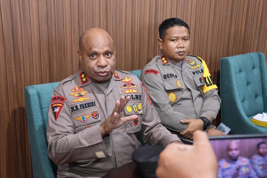 Kapolda Papua Inspektur Jenderal Matius Fakhiri (kiri) di Kabupaten Mimika, Jumat (24/2/2023), menyampaikan permohonan maaf terkait kerusuhan di Wamena, Kabupaten Jayawijaya. yang memakan korban jiwa 12 warga.