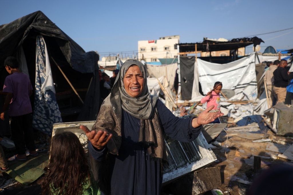 Reaksi seorang perempuan warga Palestina terhadap serangan militer Israel ke tenda-tenda pengungsi warga di halaman Rumah Sakit Martir Al Aqsa, Deir el Balah, Jalur Gaza, Sabtu (9/11/2024). 