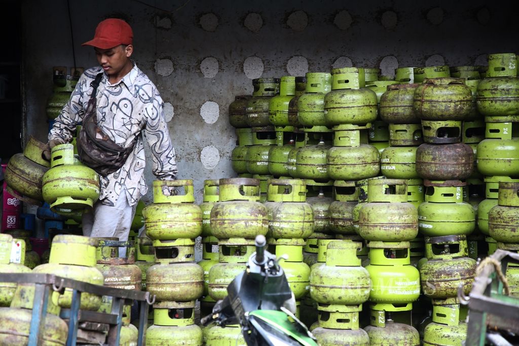 Ilustrasi pedagang melayani pembelian elpiji subsidi 3 kilogram di pangkalan elpiji di kawasan Karet Tengsin, Jakarta Pusat, 