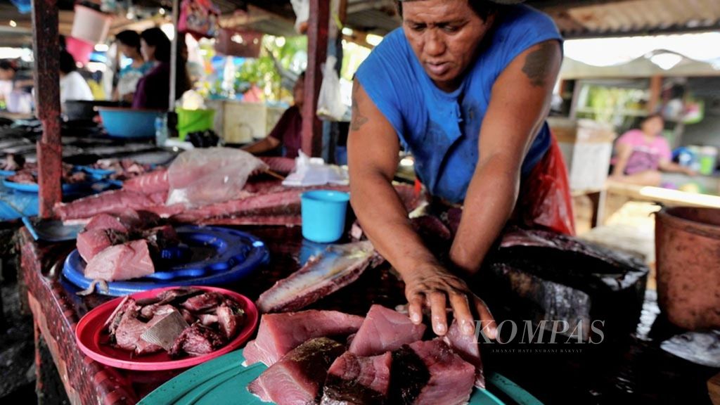 Penjual menjajakan ikan tuna di Pasar Towoe, Tahuna, Kepulauan Sangihe, Sulawesi Utara, Senin (5/9). Ikan tuna dijual Rp 20.000 per potong dengan berat kurang lebih 3 ons. Pasar Towoe merupakan pusat perekonomian bagi masyarakat Tahuna. 