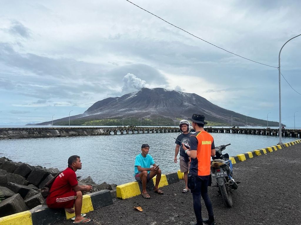 Tim SAR menjemput warga di pesisir Pulau Tagulandang untuk dievakuasi, Kamis (18/4/2024). Evakuasi dilakukan secara bertahap pascaerupsi Gunung Ruang di Kabupaten Kepulauan Sitaro, Sulawesi Utara, sejak Selasa malam.