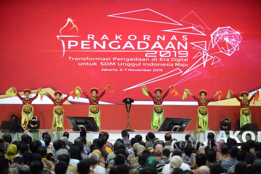Pentas tari tradisional menyemarakkan pembukaan Rapat Koordinasi Nasional (Rakornas) Pengadaan Barang/Jasa Pemerintah Tahun 2019 di Jakarta Convention Center, Senayan, Jakarta, Rabu (6/11/2019). Kegiatan tersebut dibuka langsung oleh Presiden Joko Widodo. 