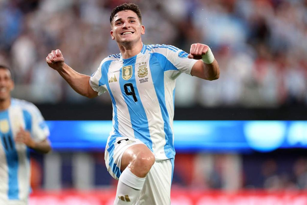 Striker Argentina, Julian Alvarez, merayakan gol ke gawang Kanada pada laga Copa America 2024 di East Rutherford, New Jersey, AS, 9 Juli 2024. Alvarez dipanggil masuk ke tim Argentina U-23 untuk Olimpiade Paris 2024. 