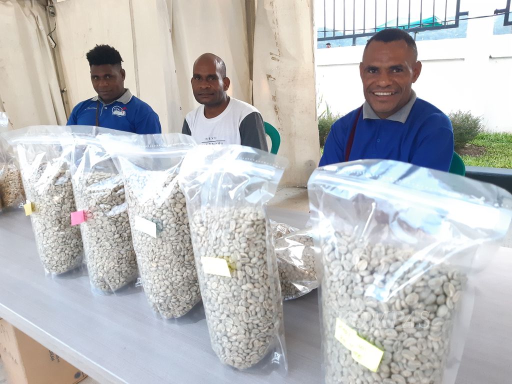 Petani kopi asal Kabupaten Pegunungan Bintang menampilkan produk biji kopi arabika dalam ajang Papua Coffee Expo di Kota Jayapura, Papua, Jumat (26/5/2023).
