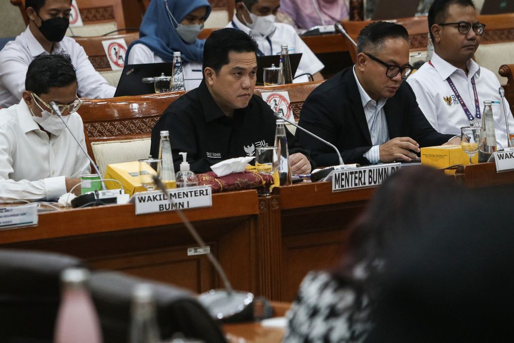 Menteri BUMN RI Erick Thohir menghadiri rapat kerja bersama Komisi VI DPR di Gedung Parlemen, Jakarta, Senin (5/12/2022). 
