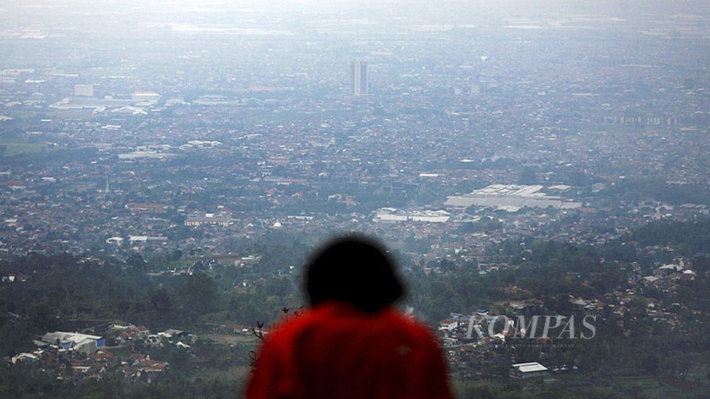 Kawasan cekungan Kota Bandung dan Kabupaten Bandung, Jawa Barat, yang terlihat mulai sesak yang dilihat dari kawasan Bandung Utara