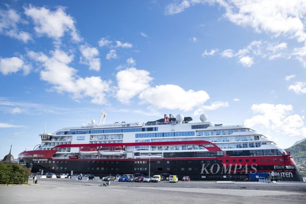 Kapal pesiar asal Norwegia, Roald Amundsen, saat berlabuh di Pelabuhan Tromsø, Norwegia, Minggu (2/8/2020).