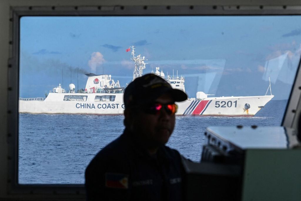  Dalam foto pada April 2023 ini, patroli pasukan penjaga pantai Filipina diikuti kapal penjaga pantai China di sekitar Kepulauan Spratly di kawasan Laut China Selatan.